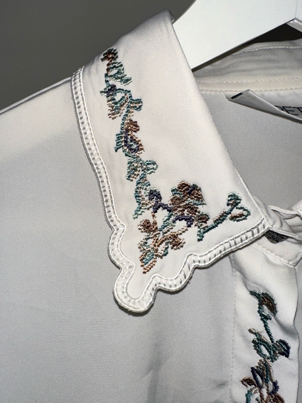 Vintage Koret Embroidered Floral Scallop Blouse Ecru White Button M L 12